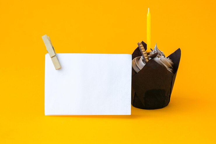 Photo délicieux gâteau au chocolat avec de la crème et des bougies sur fond sombre muffin au chocolat anniversaire