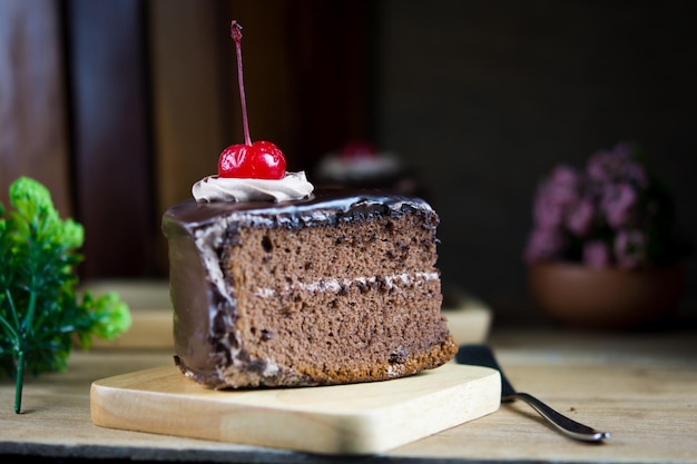 Un délicieux gâteau au chocolat dans une assiette en bois sur une table en bois.