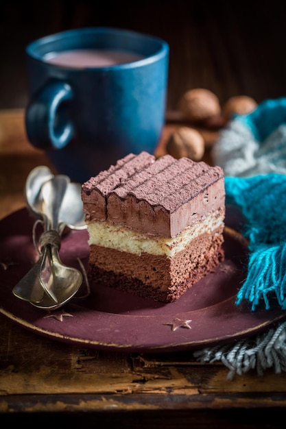 Délicieux gâteau au chocolat avec du cacao chaud dans une tasse