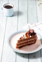 Délicieux gâteau au chocolat avec une éponge moelleuse au cacao et un glaçage effet marbre avec une tasse de café