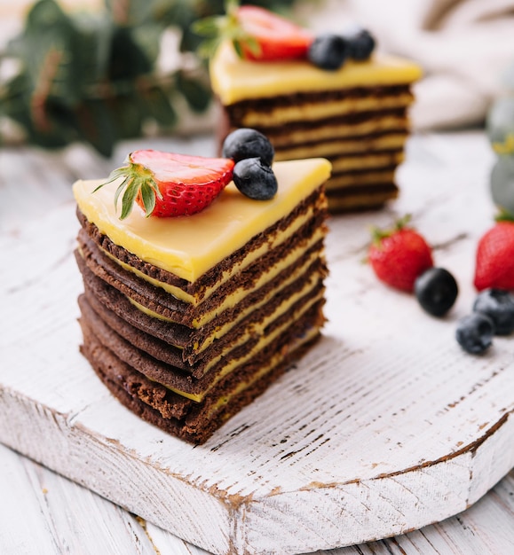 Délicieux gâteau au chocolat frais avec des baies sur une table en bois