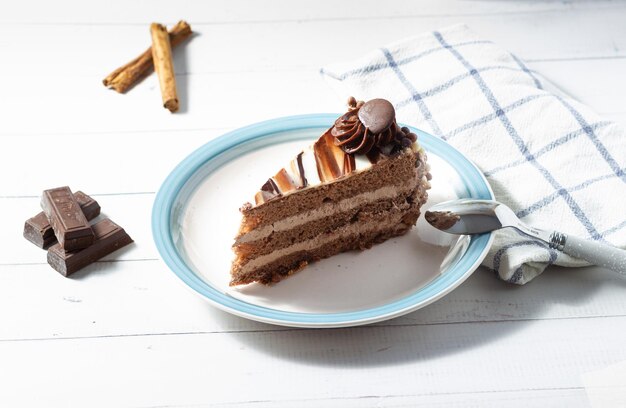 Délicieux gâteau au chocolat avec génoise moelleuse au cacao et glaçage effet marbré