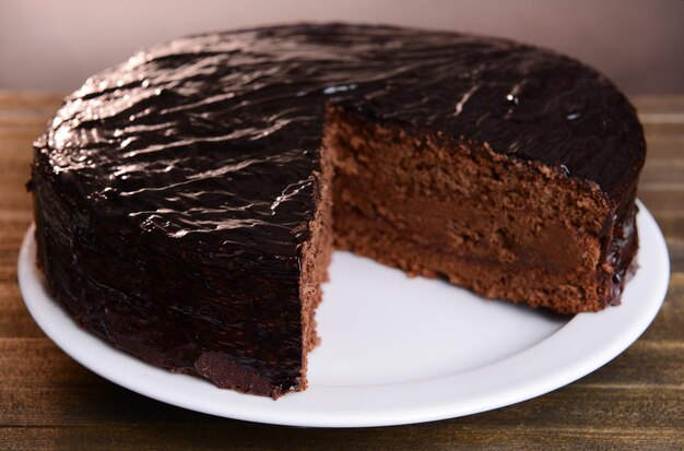 Délicieux gâteau au chocolat sur gros plan de table