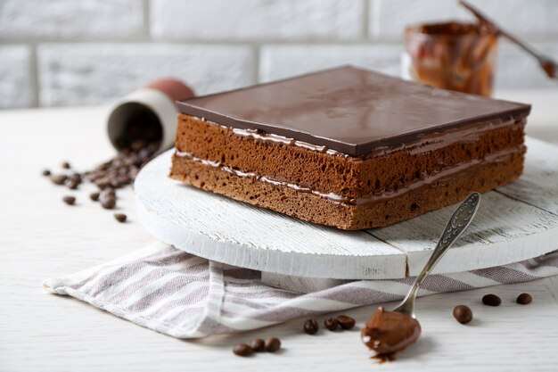 Délicieux gâteau au chocolat sur une planche à découper en bois gros plan