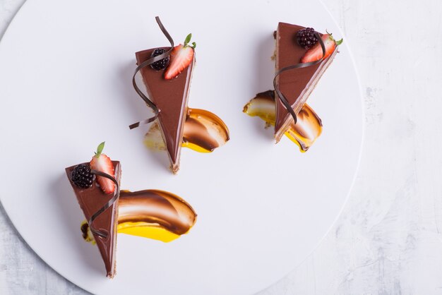 Délicieux gâteau au chocolat sur une plaque blanche