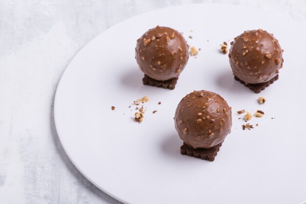 Délicieux gâteau au chocolat sur une plaque blanche