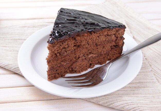 Délicieux gâteau au chocolat sur plaque sur table close-up