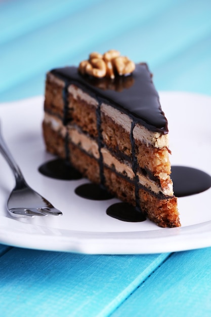 Délicieux gâteau au chocolat sur plaque sur table close-up