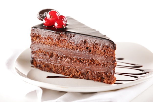 Délicieux gâteau au chocolat sur la plaque sur la table