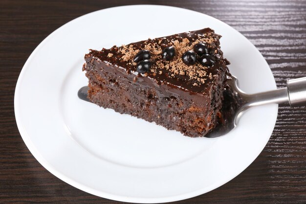 Délicieux gâteau au chocolat servi sur table libre