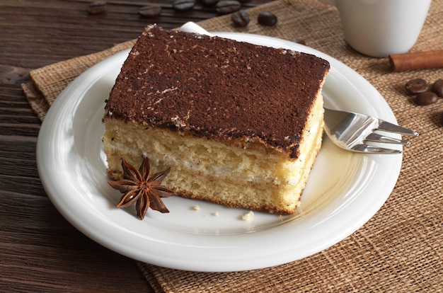 Délicieux gâteau au chocolat et tasse de café sur table