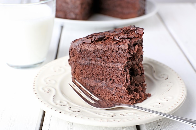 Un délicieux gâteau au chocolat en tranches dans une assiette sur une table en bois