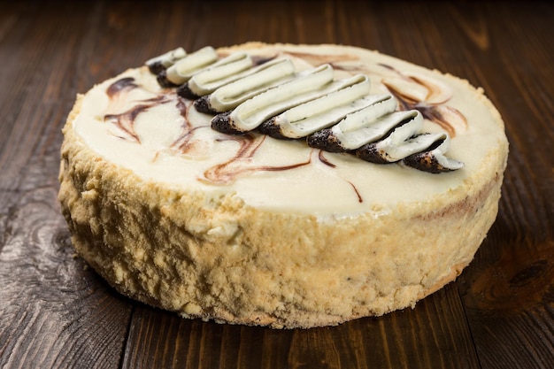 Délicieux gâteau au chocolat végétalien avec de la crème et des graines de pavot sur un gros plan de fond en bois foncé