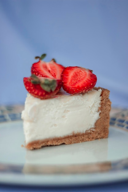 Délicieux gâteau au fromage aux fraises sur fond violet Une tranche de gâteau au fromage frais parfait