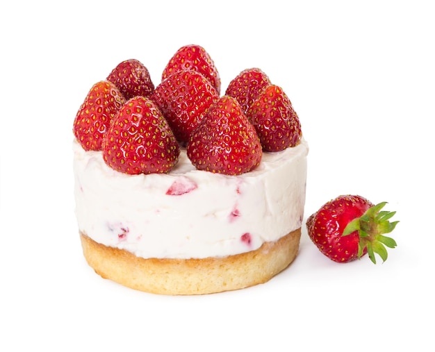 Délicieux gâteau au fromage aux fraises avec des fraises fraîches isolé sur fond blanc