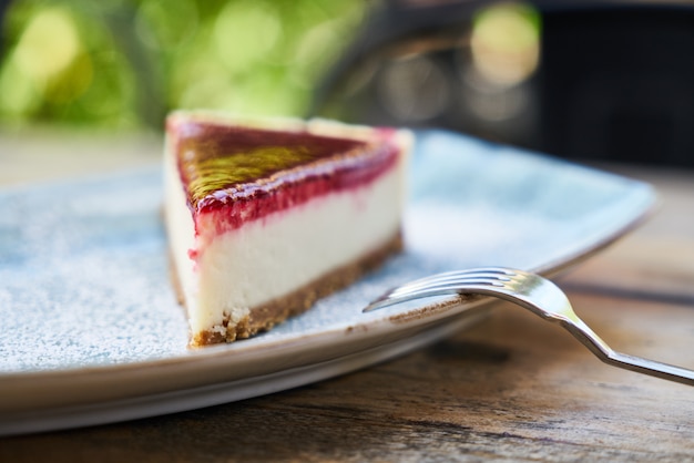 Délicieux gâteau au fromage aux framboises sur la table