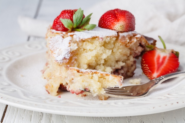 Délicieux gâteau au fromage avec des baies sur la table se bouchent