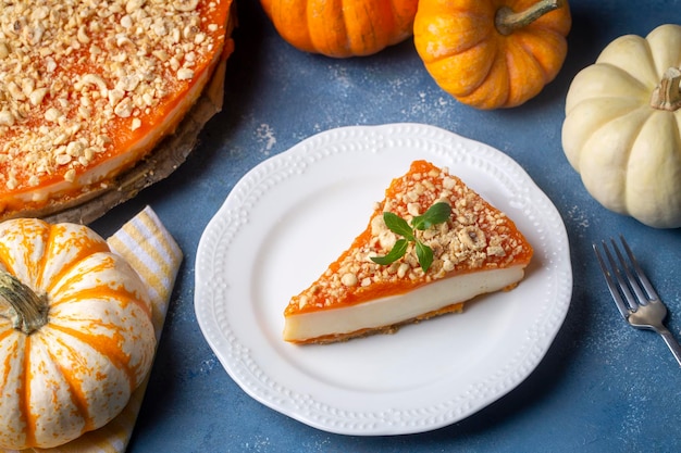 Délicieux gâteau au fromage à la citrouille fait à la main et petites citrouilles, nom turc; gâteau au fromage balkabakli. Dessert à la citrouille.