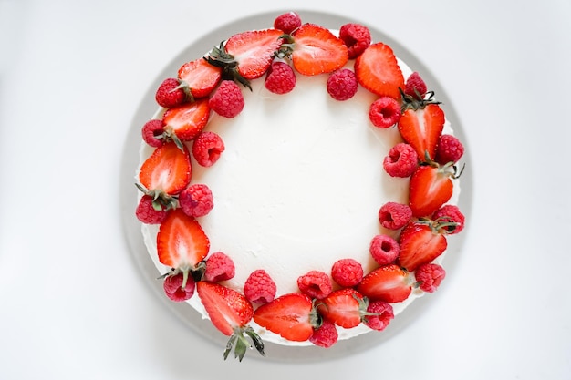 Délicieux gâteau au fromage à la crème et aux baies Gâteau léger aux fraises et framboises Vue de dessus