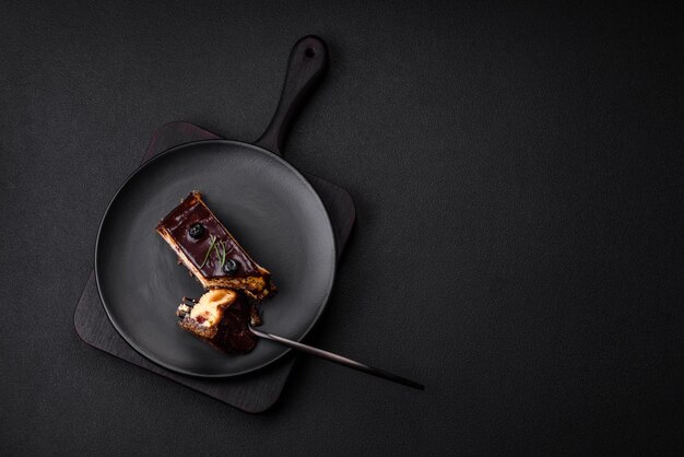 Délicieux gâteau au fromage dessert sucré aux fruits confits au chocolat