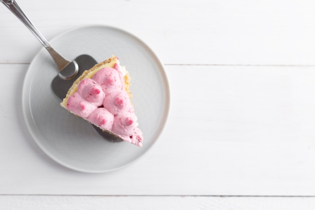 Délicieux gâteau au fromage fait maison avec des baies sur une table en bois.