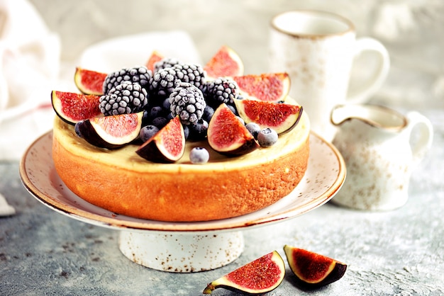 Délicieux gâteau au fromage fait maison avec des figues fraîches et des bleuets et des mûres surgelés. Cuisson saine.