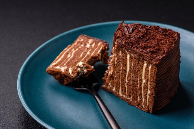 Photo délicieux gâteau au fromage frais ou snickers avec de la crème et des noix sur une assiette en céramique