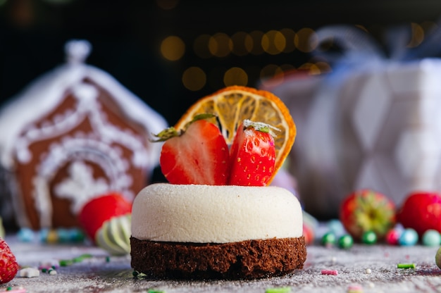 Délicieux gâteau au fromage avec des fraises fraîches