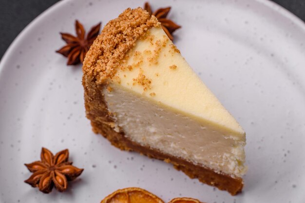 Délicieux gâteau au fromage sucré sur fond de béton texturé