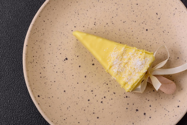 Délicieux gâteau au fromage sucré avec des fruits recouverts de glace avec un bâton de bois