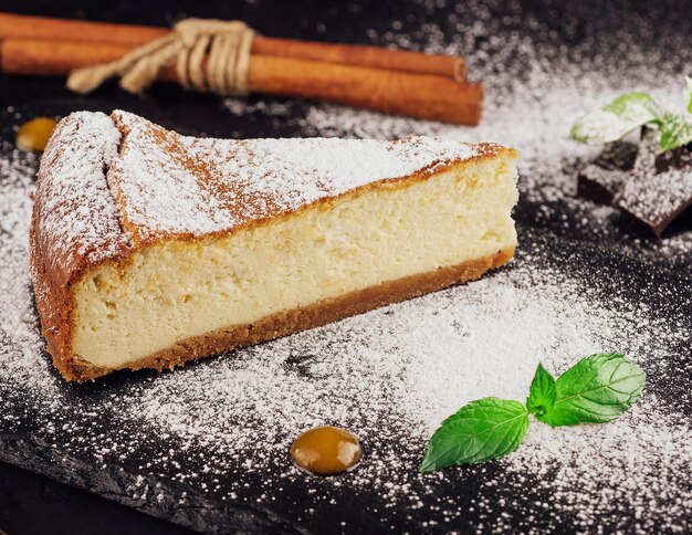 Délicieux gâteau au fromage à la vanille sur tableau noir