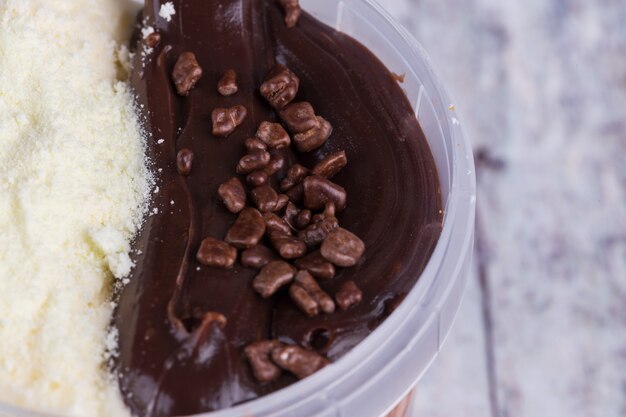 Délicieux gâteau au lait en poudre et au chocolat