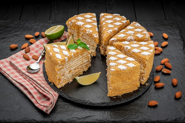 Délicieux gâteau au miel fait maison sur la table