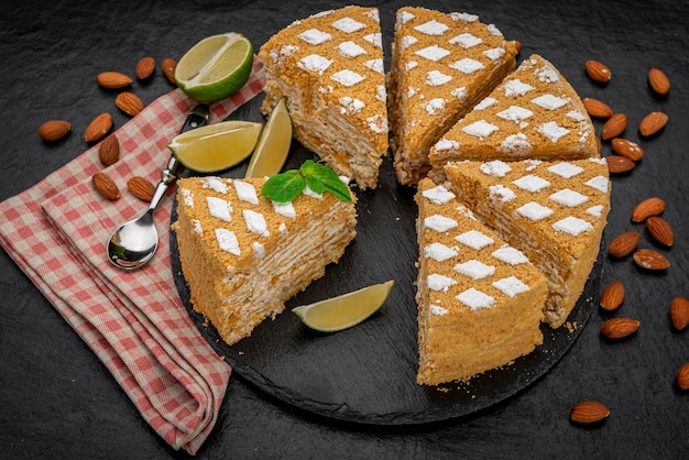 Délicieux gâteau au miel fait maison sur la table