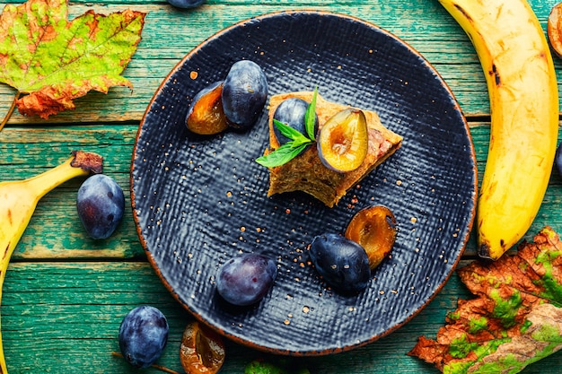 Délicieux gâteau d'automne à la banane et aux prunes. Dessert aux fruits sucrés