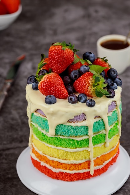 Délicieux gâteau aux baies décoré de fraises fraîches et de bleuets. Fermer.