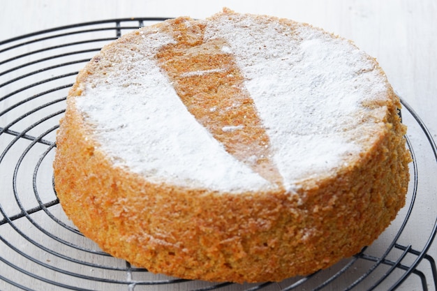 délicieux gâteau aux carottes fait maison sur table