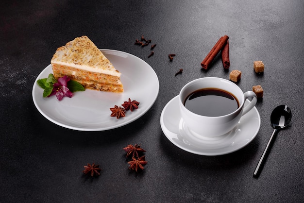 Délicieux gâteau aux carottes frais avec de la crème sur un fond sombre. Gâteau aux carottes avec glaçage fouetté