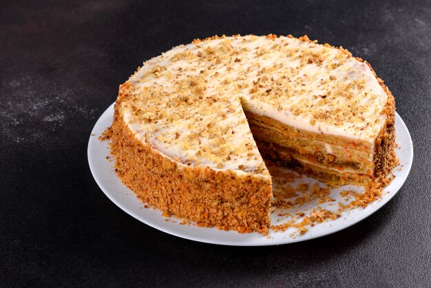 Délicieux gâteau aux carottes frais avec de la crème. Gâteau aux carottes avec glaçage fouetté