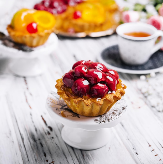 Délicieux gâteau aux cerises et thé