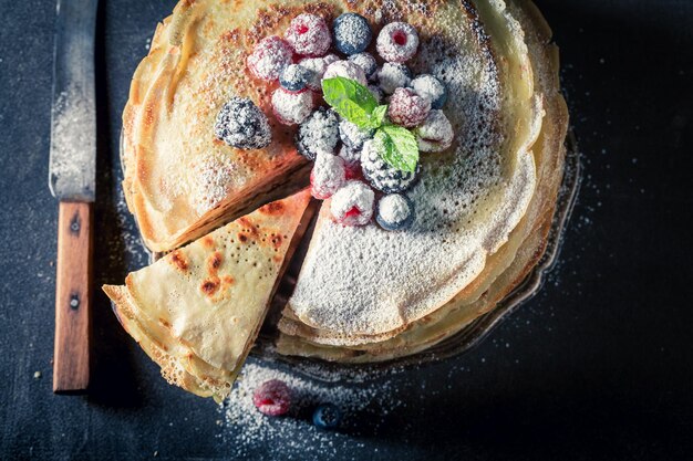 Délicieux gâteau aux crêpes aux myrtilles et framboises