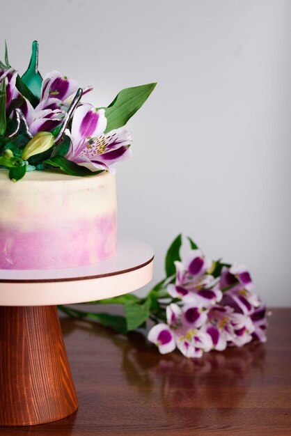 Délicieux gâteau aux fleurs fraîches