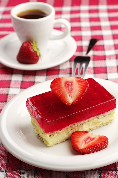 Délicieux gâteau aux fraises au pavot et tasse de café