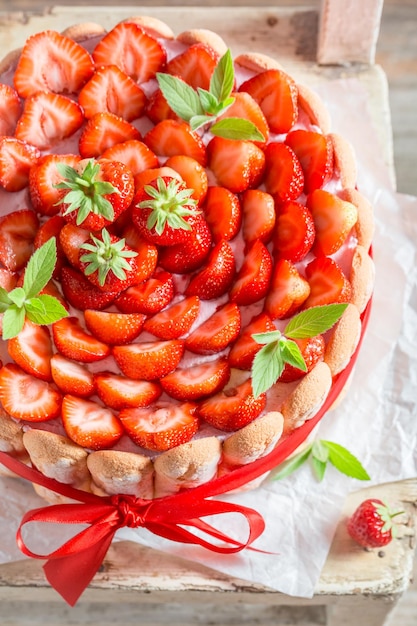 Délicieux gâteau aux fraises et crème fouettée