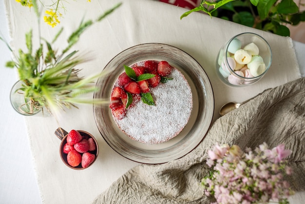 Délicieux gâteau aux fraises décoré de fraises