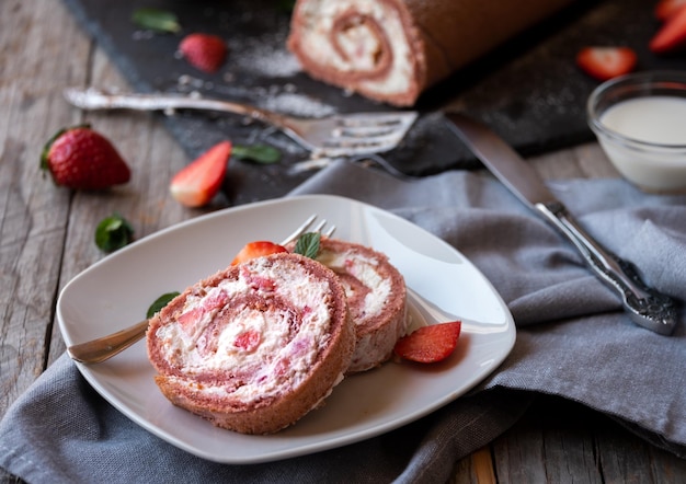 Délicieux gâteau aux fraises avec dessert cuit maison à la crème blanche