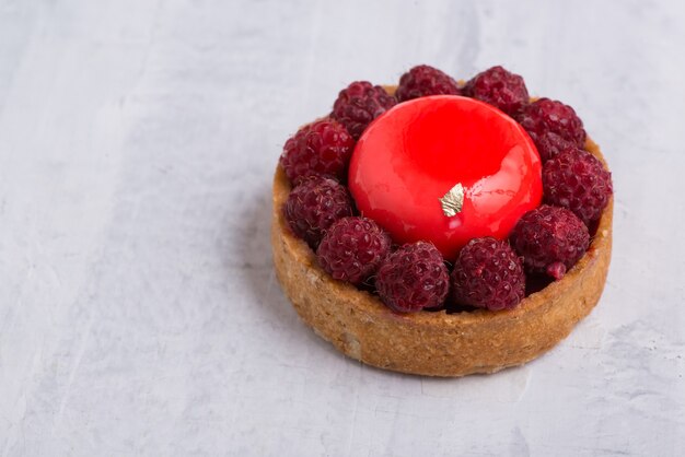 Délicieux gâteau aux fraises sur fond blanc