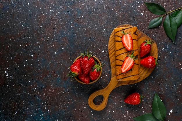 Délicieux gâteau aux fraises avec des fraises fraîches, vue de dessus