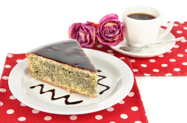 Délicieux gâteau aux graines de pavot avec une tasse de café isolé sur blanc