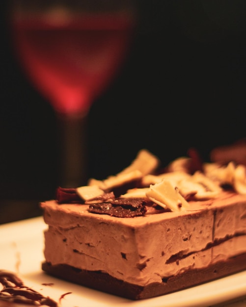 Délicieux gâteau aux noisettes avec du vin rouge pour le dessert dans un restaurant